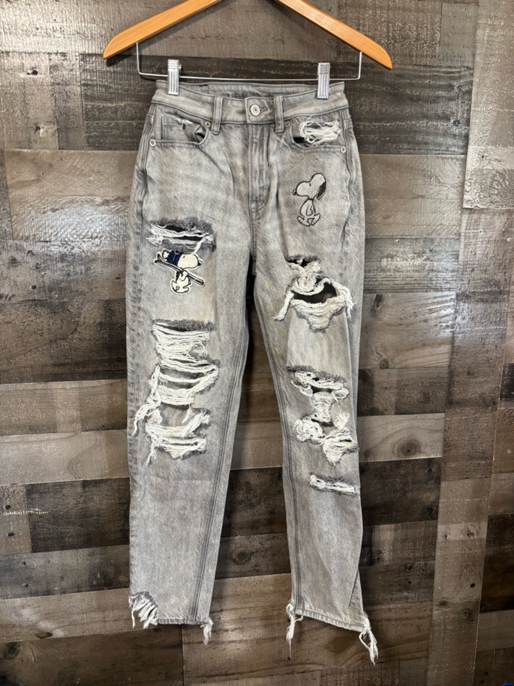 American Eagle Distressed Grey Women’s Mom Jeans with Snoopy Patches 00Regular